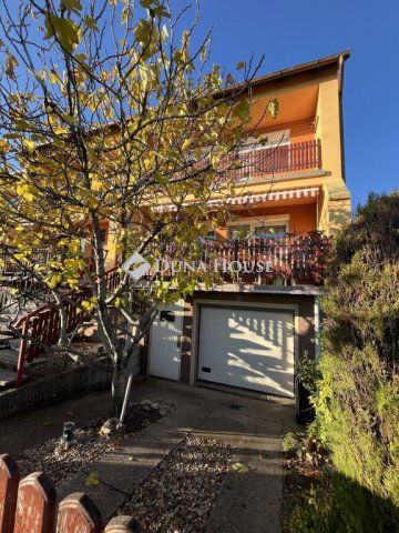 Eladó sorház, Várpalotán 90 M Ft, 3 szobás