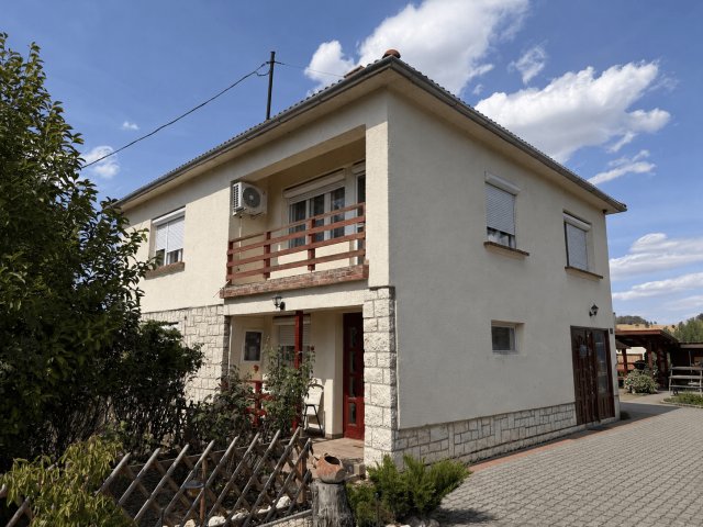 Eladó családi ház, Bakonyszentkirályon 57.9 M Ft, 4 szobás