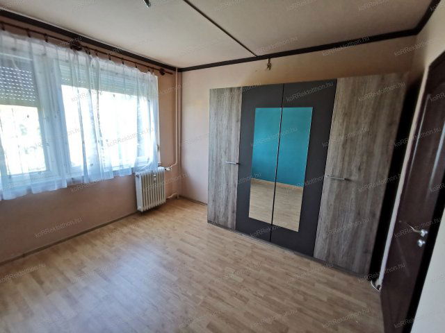 Eladó panellakás, Jászberényben 31.9 M Ft, 3 szobás