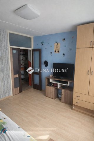 Eladó panellakás, Pécsett 47.5 M Ft, 3 szobás