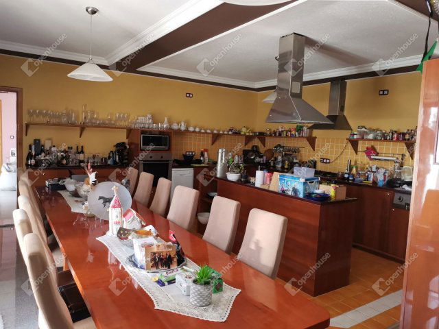 Eladó családi ház, Kisbéren 100 M Ft, 7 szobás