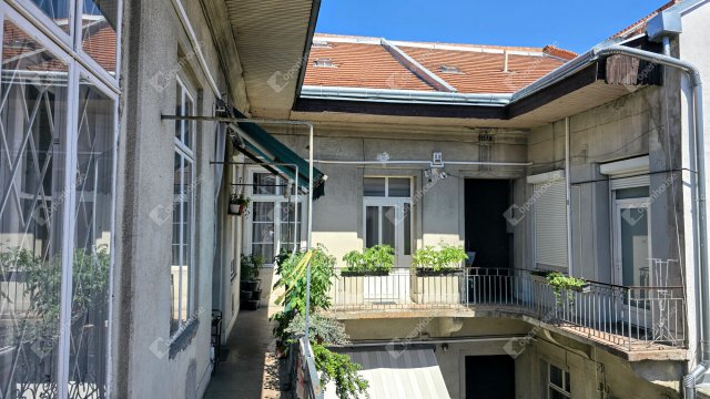 Eladó téglalakás, Budapesten, VI. kerületben 72 M Ft, 1 szobás