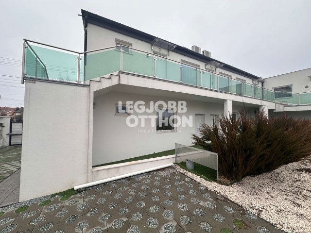 Eladó téglalakás, Cegléden 34.9 M Ft, 1 szobás