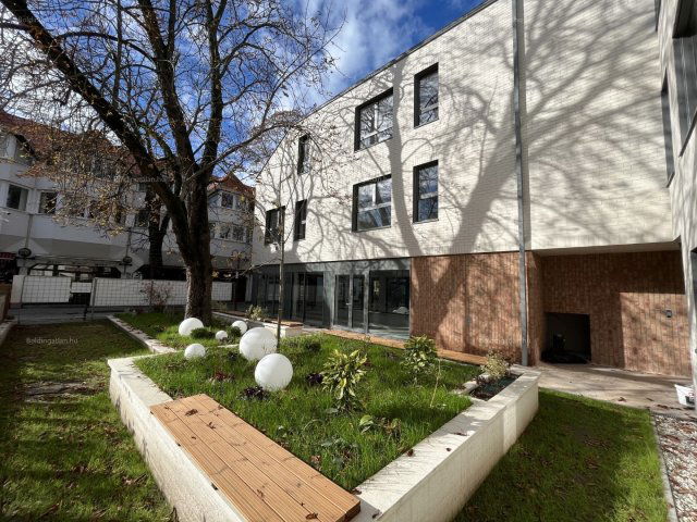 Eladó téglalakás, Siófokon 67.5 M Ft, 2 szobás