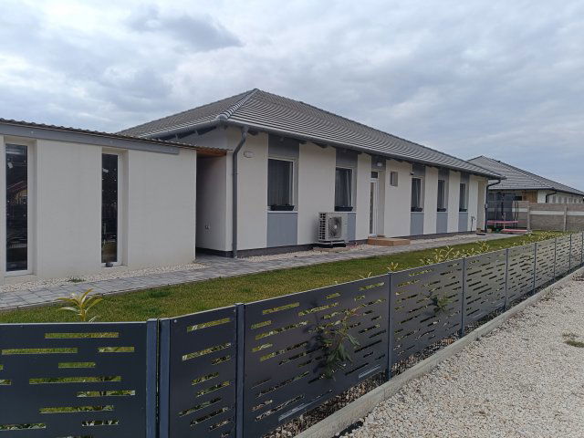 Eladó ikerház, Dunaharasztin 150 M Ft, 4 szobás