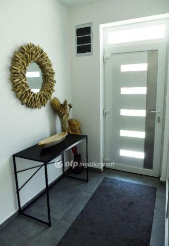 Eladó családi ház, Balatonföldváron 247 M Ft, 6 szobás