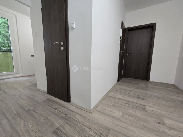 Eladó panellakás, Pécsett 46.999 M Ft, 2 szobás
