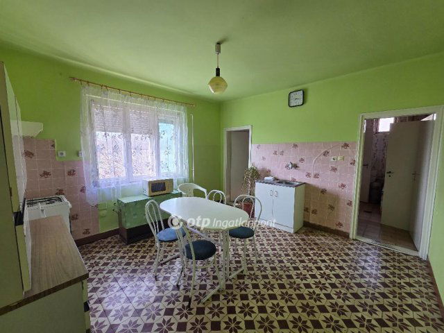 Eladó családi ház, Orosházán 14 M Ft, 2 szobás