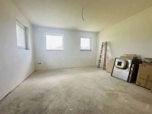 Eladó családi ház, Kesztölcön 129.9 M Ft, 7 szobás