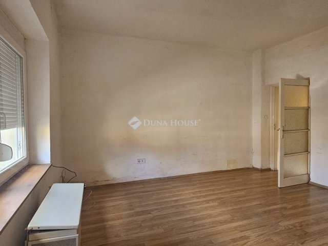 Eladó családi ház, Pécsett 85 M Ft, 7 szobás