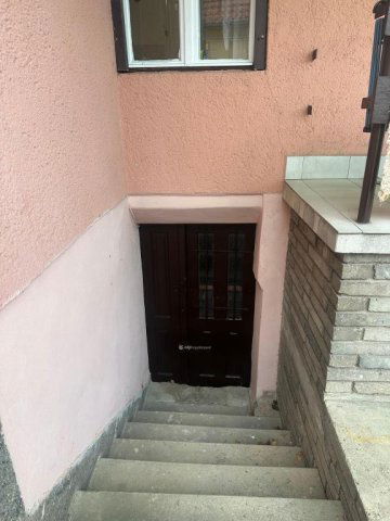 Eladó családi ház, Pécsett 60 M Ft, 3 szobás