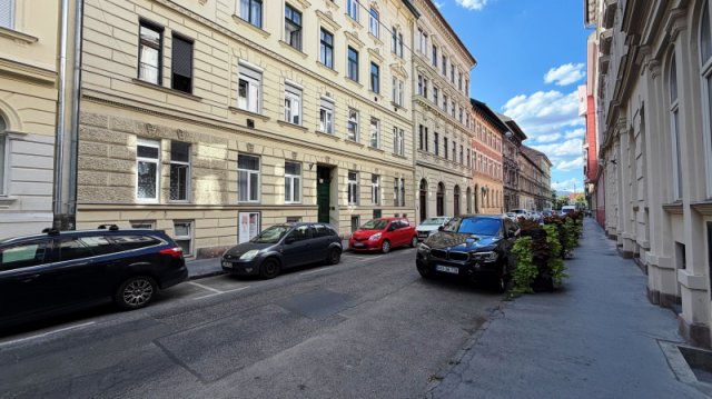 Eladó téglalakás, Budapesten, VI. kerületben 56.9 M Ft, 2 szobás