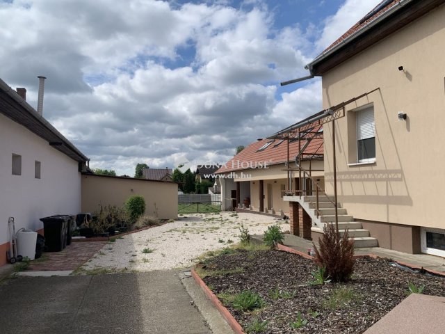 Eladó családi ház, Vecsésen 299.9 M Ft, 13 szobás