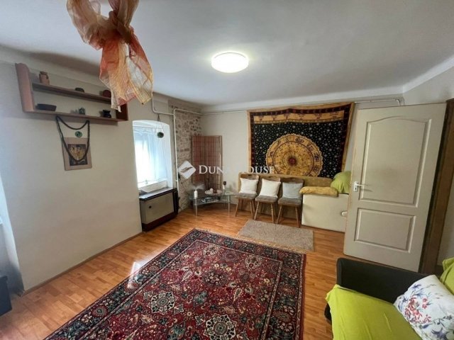 Eladó családi ház, Pécsett 115 M Ft, 6 szobás