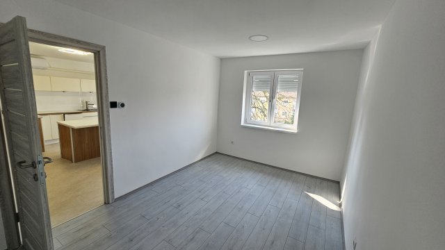 Eladó téglalakás, Komlón 34.4 M Ft, 2 szobás