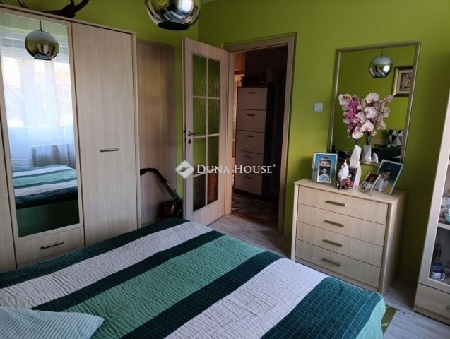 Eladó panellakás, Pécsett 63.5 M Ft, 3 szobás