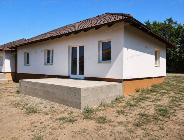 Eladó ikerház, Csörögön 93.5 M Ft, 4 szobás