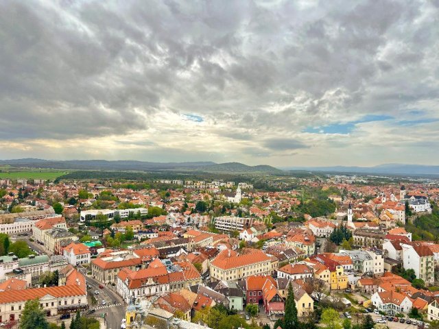 Eladó panellakás, Veszprémben 175 M Ft, 14 szobás
