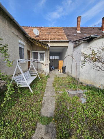 Eladó családi ház, Pápán 34.9 M Ft, 2 szobás