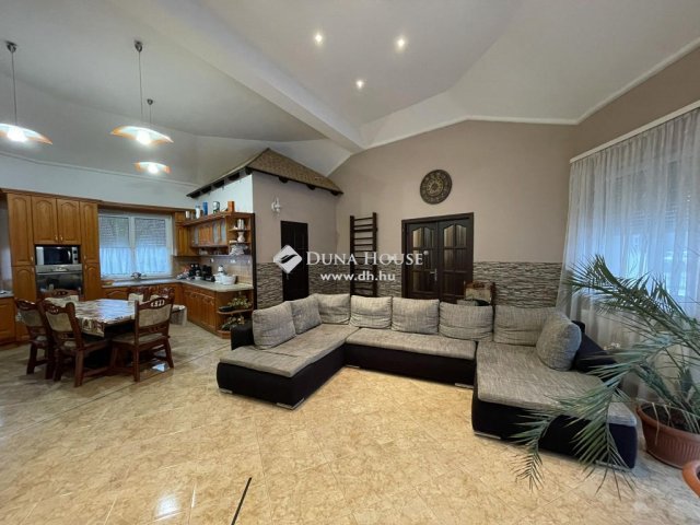 Eladó családi ház, Kecskeméten 119.8 M Ft, 5 szobás