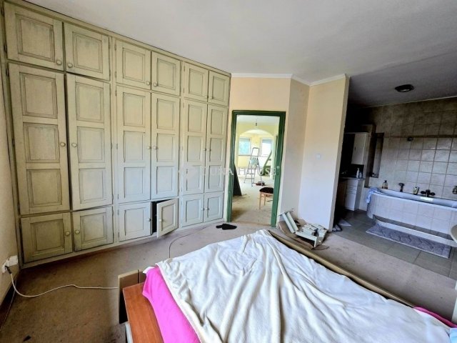 Eladó családi ház, Pécsett 150 M Ft, 6 szobás