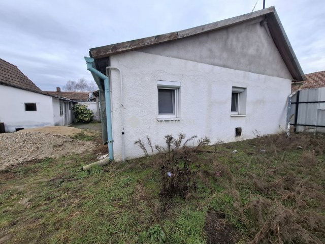 Eladó családi ház, Kiskunfélegyházán 18 M Ft, 2 szobás