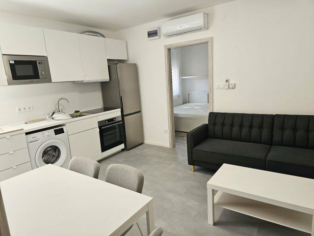 Kiadó téglalakás, albérlet, Pécsett 180 E Ft / hó, 3 szobás