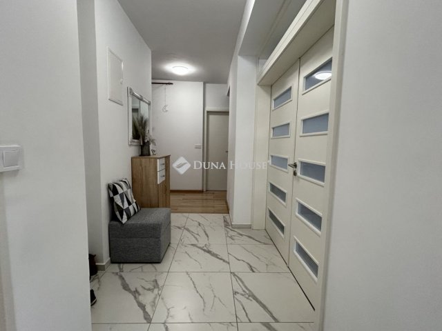 Eladó téglalakás, Keszthelyen 98.9 M Ft, 4 szobás