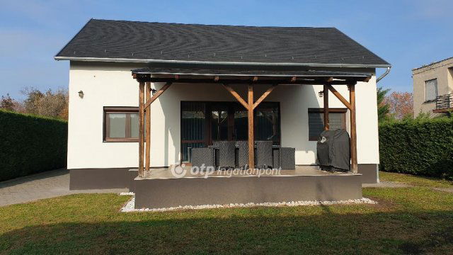 Eladó családi ház, Balatonföldváron 188 M Ft, 6+1 szobás