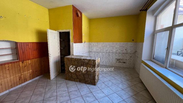 Eladó téglalakás, Pápán 36 M Ft, 3+1 szobás