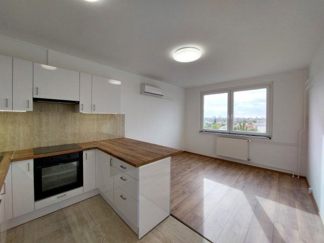 Eladó panellakás, Szegeden, Kereszttöltés utcában 59.9 M Ft
