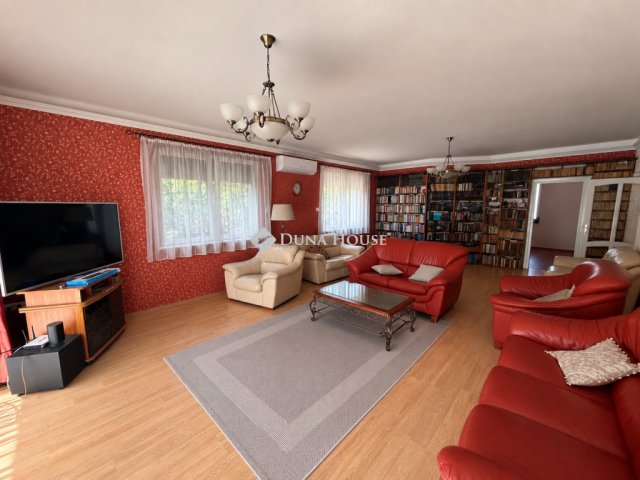 Eladó családi ház, Pilisen 119.9 M Ft, 6 szobás