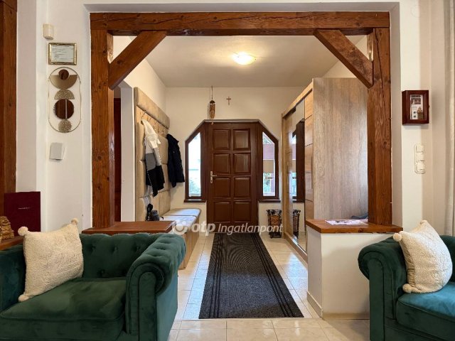 Eladó családi ház, Székesfehérvárott 199 M Ft, 8+1 szobás