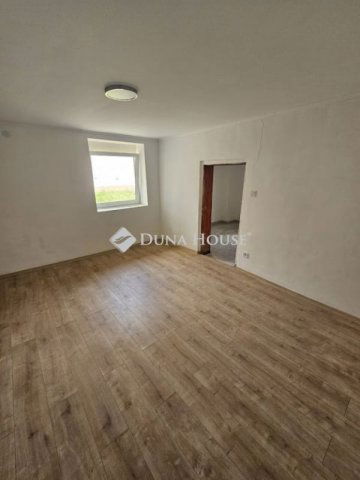 Eladó családi ház, Újpetrén 15.9 M Ft, 2 szobás
