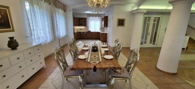 Eladó családi ház, Kecskeméten 248 M Ft, 8 szobás