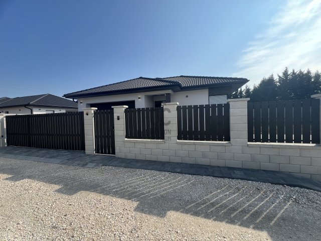 Eladó családi ház, Szigetszentmiklóson 163.9 M Ft, 4 szobás