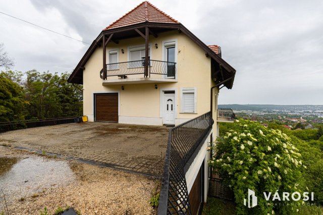 Eladó nyaraló, Budaörsön 240 M Ft, 6 szobás
