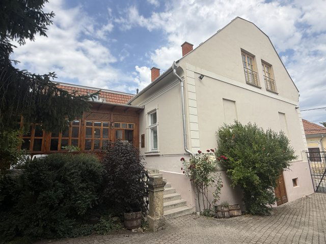 Eladó családi ház, Veszprémben 199 M Ft, 7 szobás