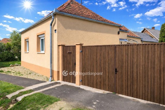 Eladó családi ház, Nyirádon 63 M Ft, 3 szobás