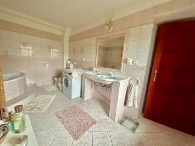 Eladó családi ház, Pécsett 235 M Ft, 4 szobás