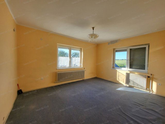 Eladó családi ház, Győrött 60.9 M Ft, 5 szobás