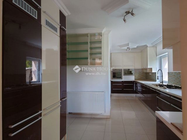 Eladó családi ház, Pilisborosjenőn 193 M Ft, 6 szobás