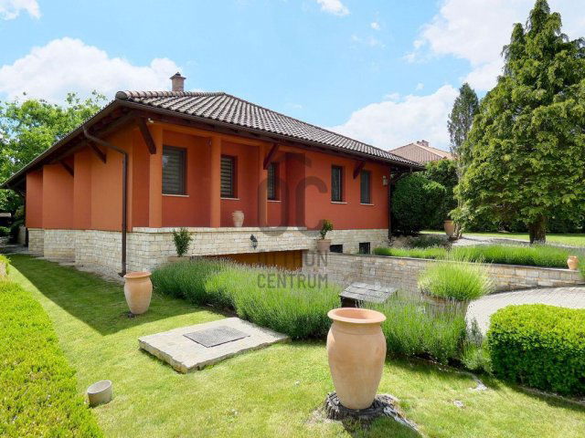Eladó családi ház, Tatán 255 M Ft, 5 szobás
