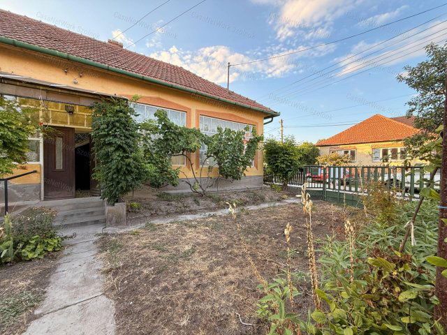 Eladó családi ház, Poroszlón 24 M Ft, 2 szobás