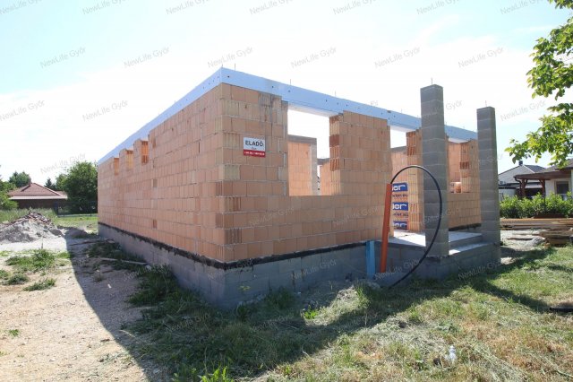 Eladó családi ház, Nagybajcson 119.99 M Ft, 5 szobás