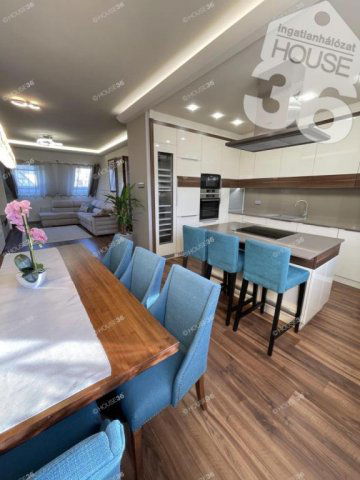 Eladó téglalakás, Kecskeméten 99 M Ft, 4 szobás