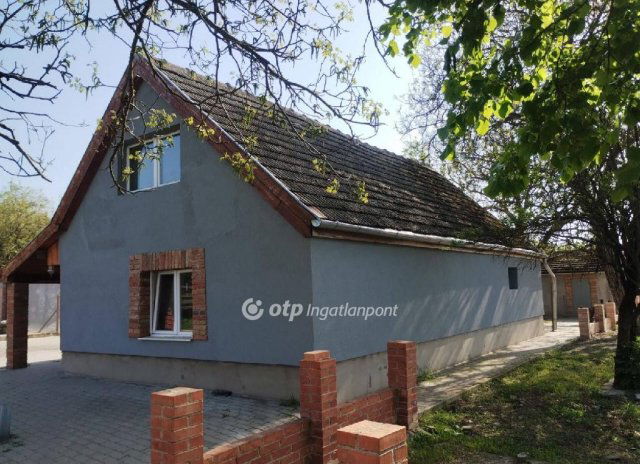 Eladó családi ház, Dunaújvárosban 110 M Ft, 2 szobás