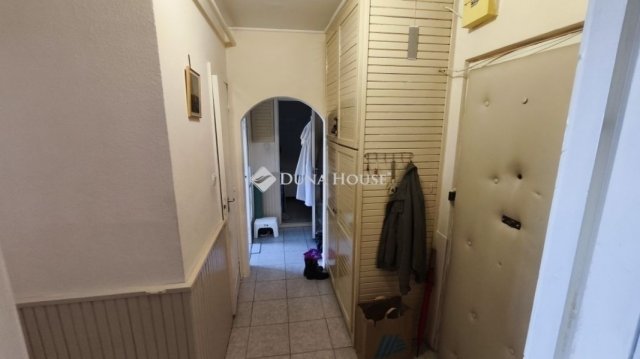 Eladó panellakás, Pécsett 39.9 M Ft, 2 szobás