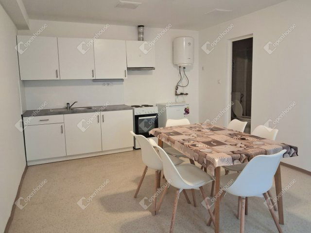 Kiadó téglalakás, albérlet, Komáromban 190 E Ft / hó, 1 szobás