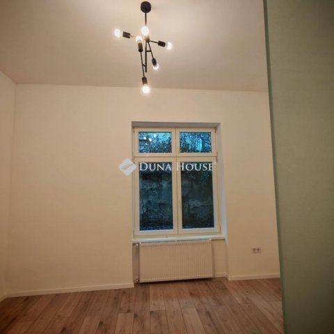 Eladó téglalakás, Pécsett 82.9 M Ft, 3 szobás